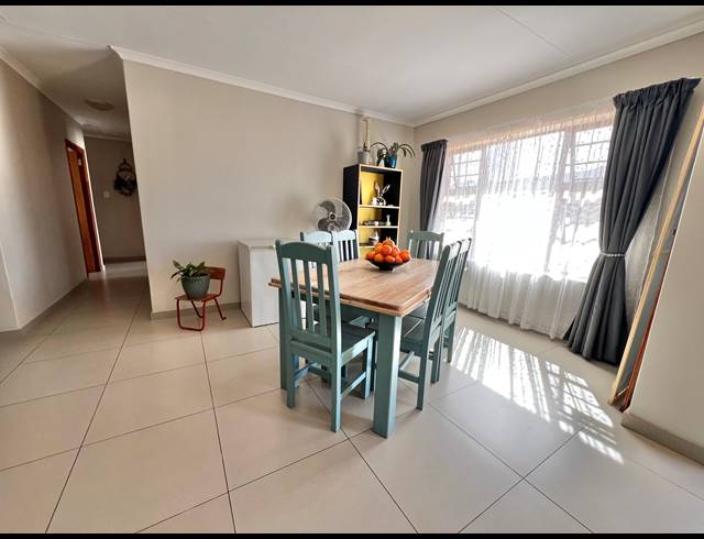 3 BEDROOM TOWNHOUSE FOR SALE IN JEFFREYS BAY CENTRAL